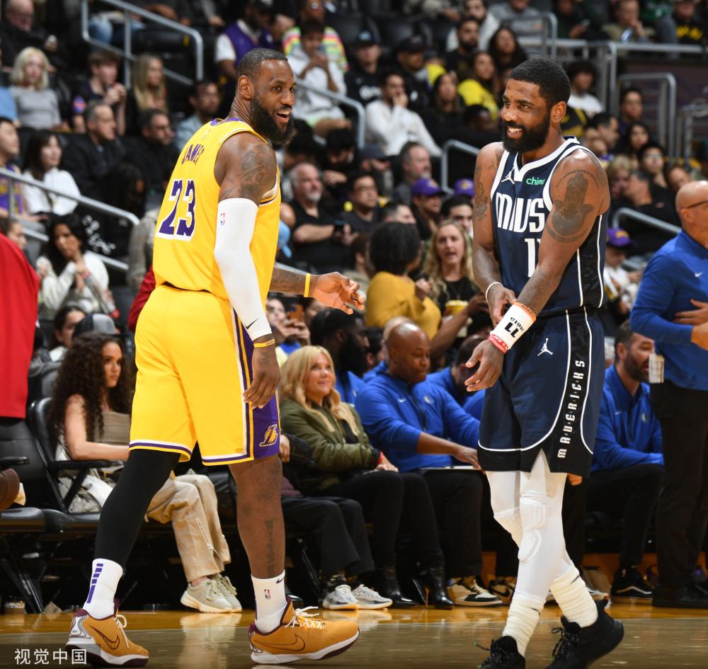 球员因伤退 球员因伤退